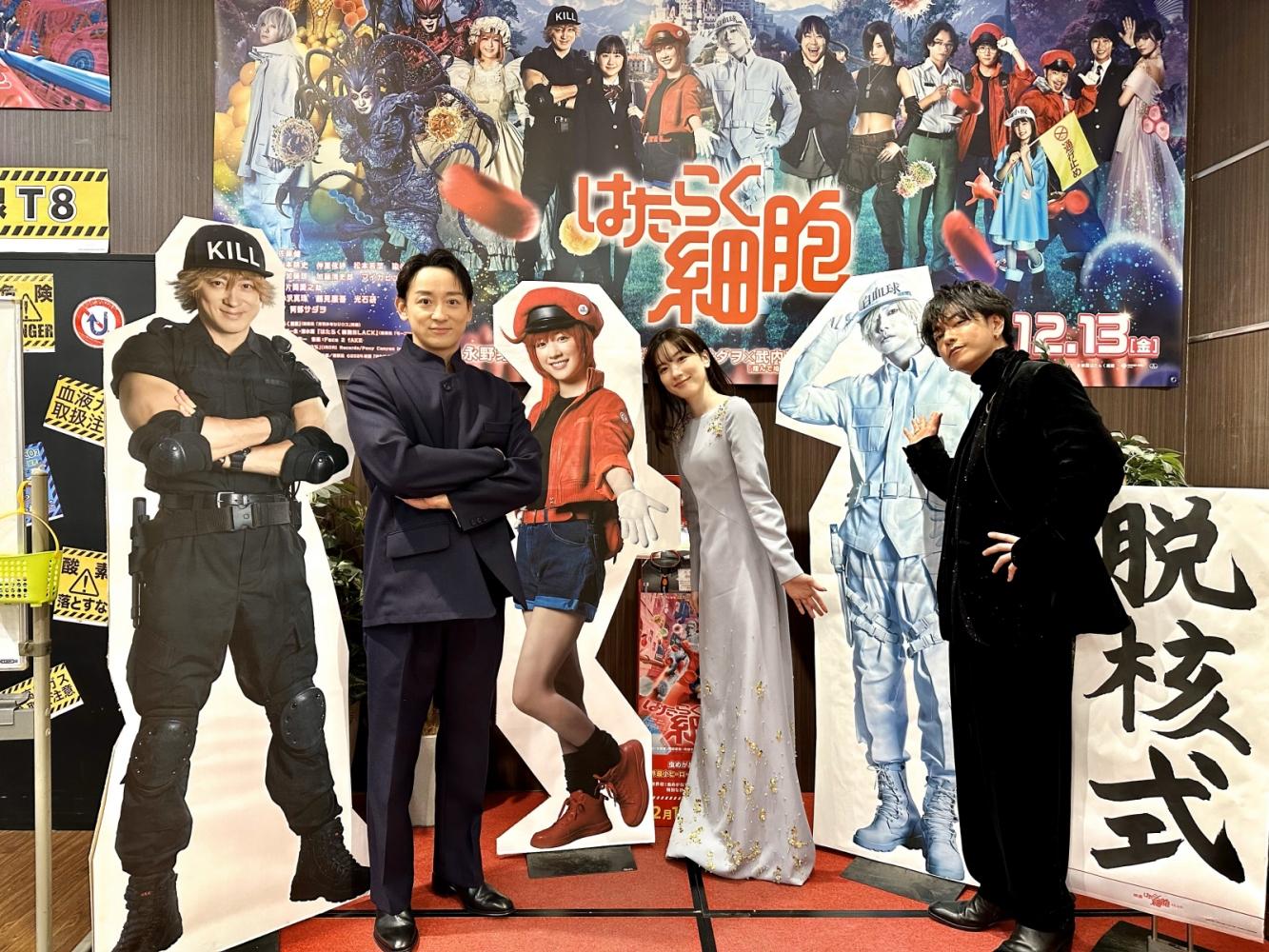 左起為《工作細胞》的主演群山本耕史、永野芽郁、佐藤健。(圖/翻攝自saibou_movie推特)