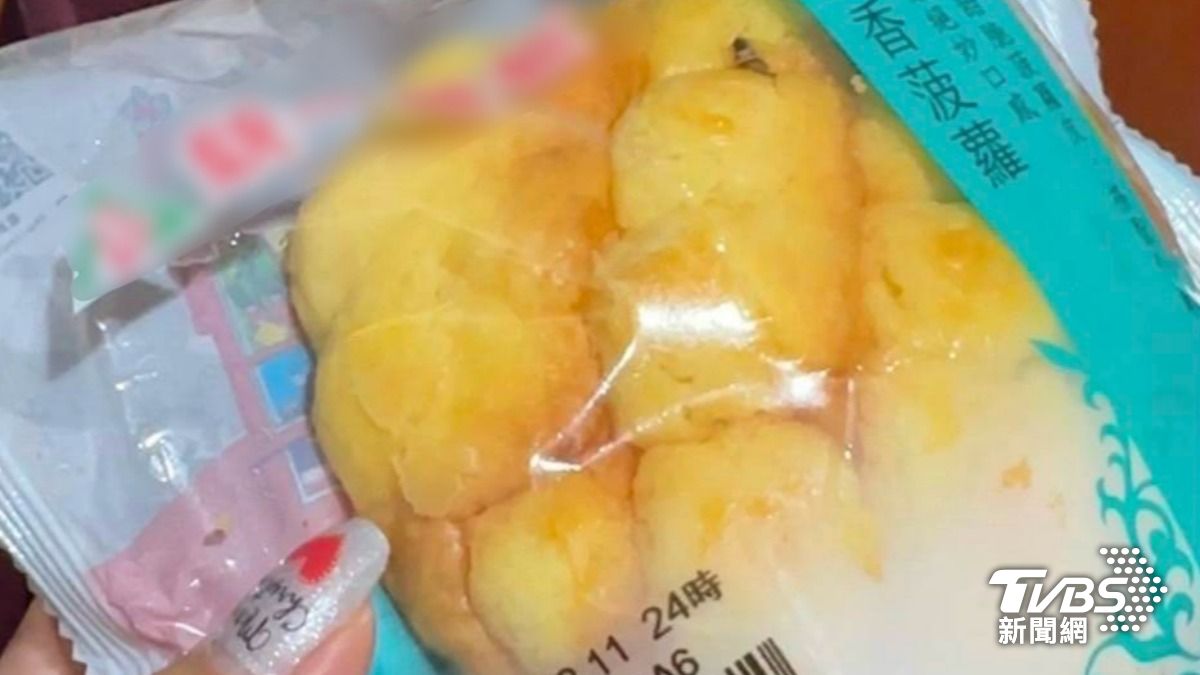 包裝密封情況下,一隻活生生蟑螂竟在袋內爬來爬去。(圖/TVBS)