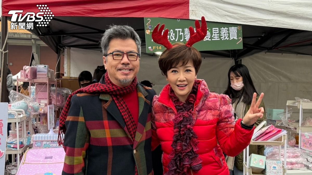 黃國倫（左）、寇乃馨出席愛心義賣。（圖／黃盈容攝）