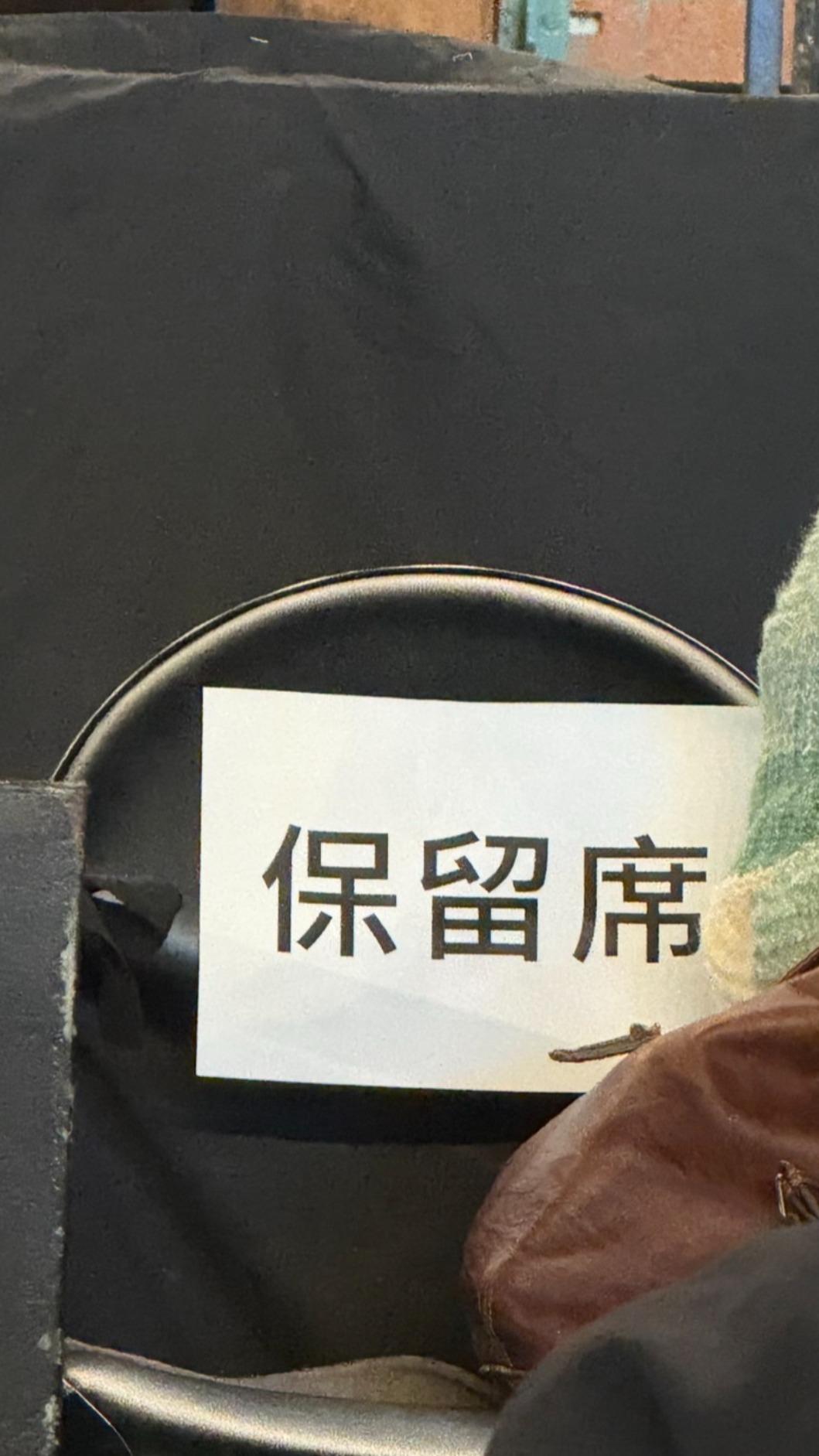 阿夜特地為離世的爸爸安迪保留座位。(圖/讀者提供)