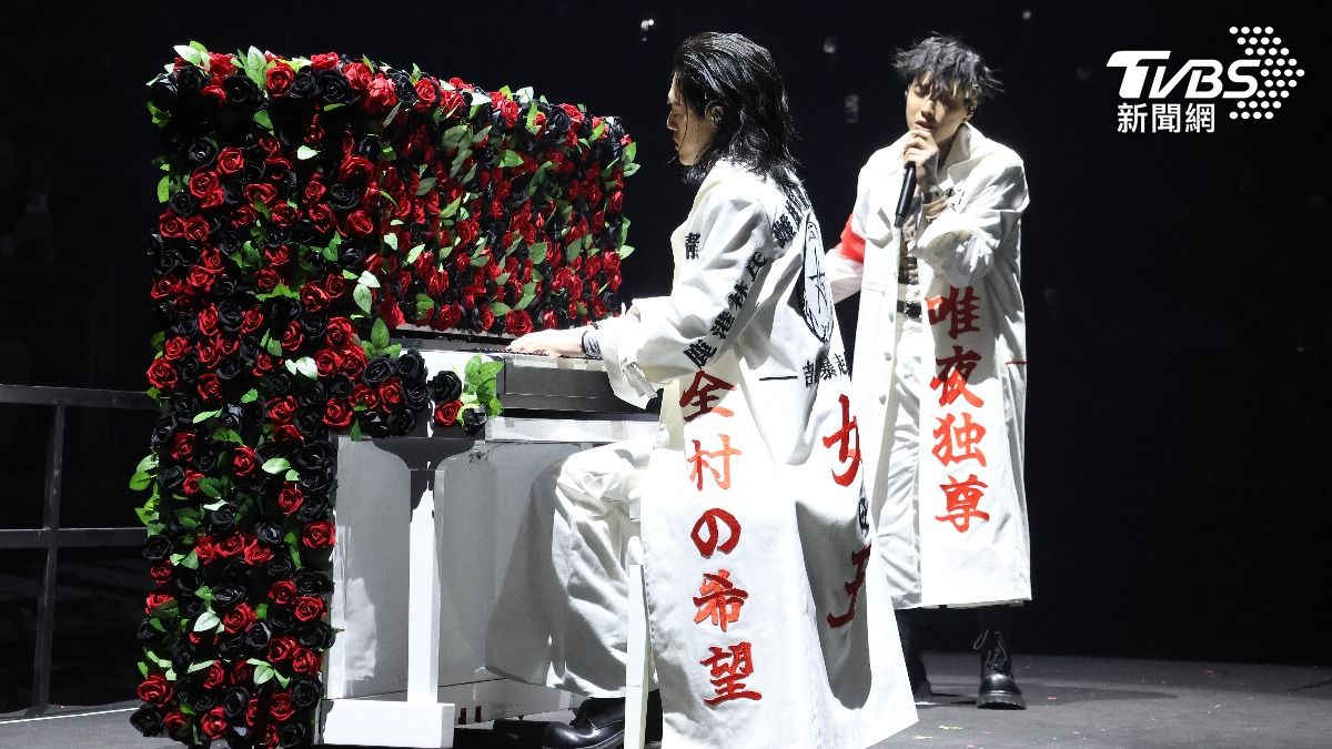 開場時阿夜(右)驚喜現身2樓觀眾席前小舞台,頤原則負責演奏鋼琴。(圖/張哲鳴攝)