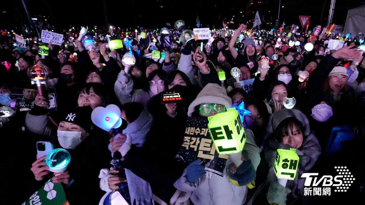 多圖／尹錫悅彈劾案通過！國會外民眾嗨唱「少女時代神曲」　有如演唱會