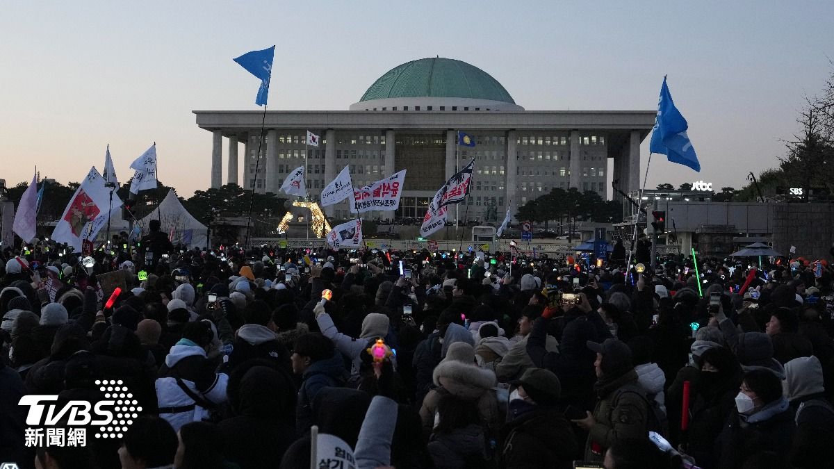 國會通過南韓總統尹錫悅彈劾案,南韓民眾慶祝。(圖/達志影像美聯社)