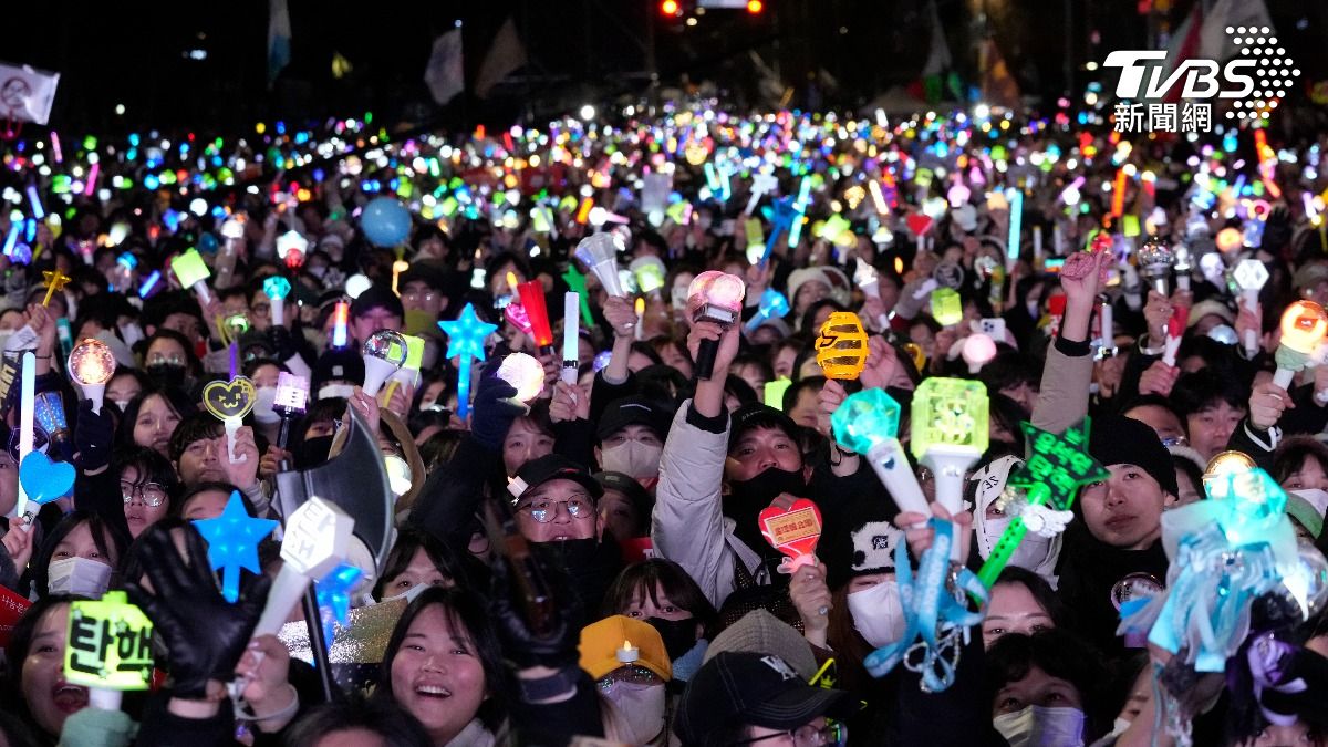 國會通過南韓總統尹錫悅彈劾案,南韓民眾慶祝現場有如演唱會。(圖/達志影像美聯社)