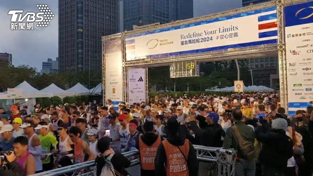 2024台北馬拉松強碰低溫開跑!參賽者裹鋁箔、穿雨衣禦寒