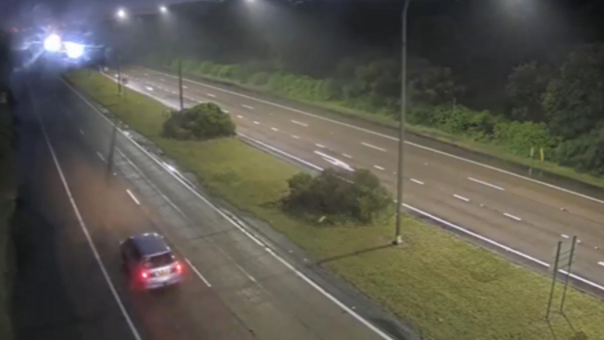 監視器拍到一台疑似棄屍的車子。（圖／取自9News）