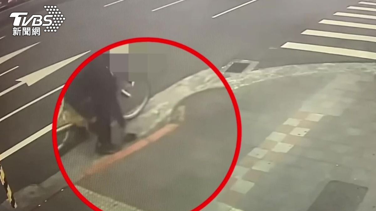 男子路過撿走涉犯侵占罪嫌遭送辦。(圖/TVBS)