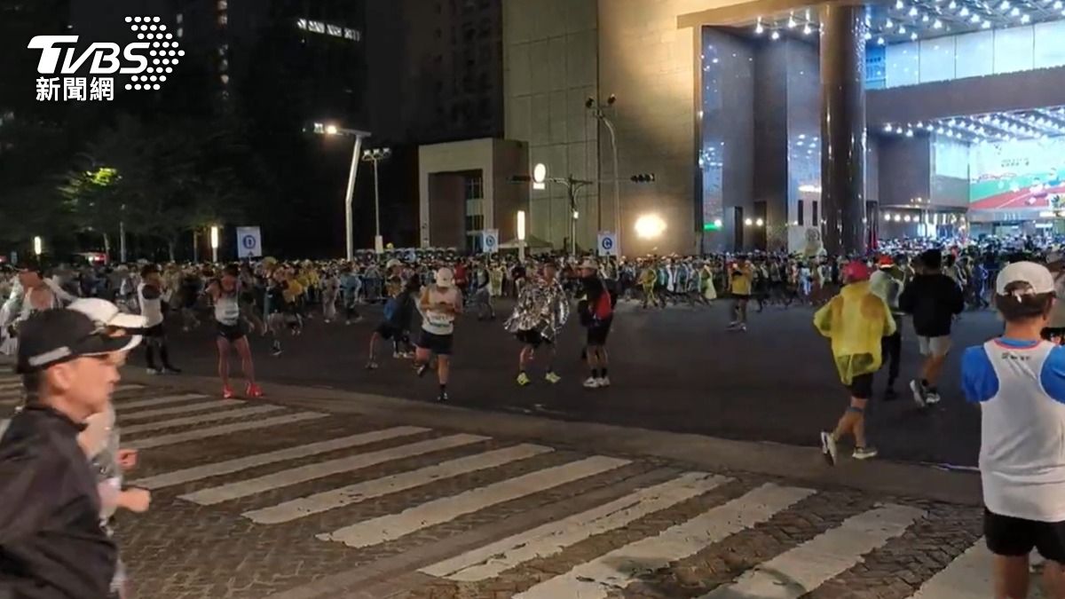 跑者聚集在台北市政府前廣場。(圖/TVBS)
