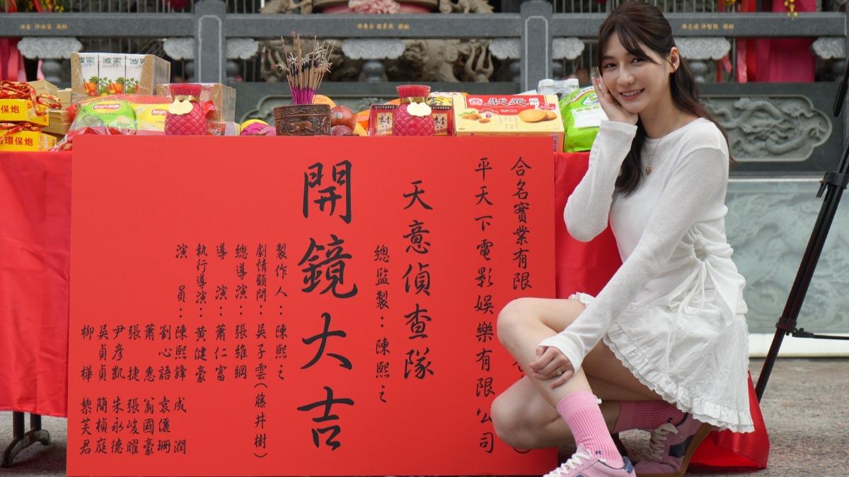 劉心語因一張在市場賣魚的照片於網路爆紅。(圖/合名娛樂提供)