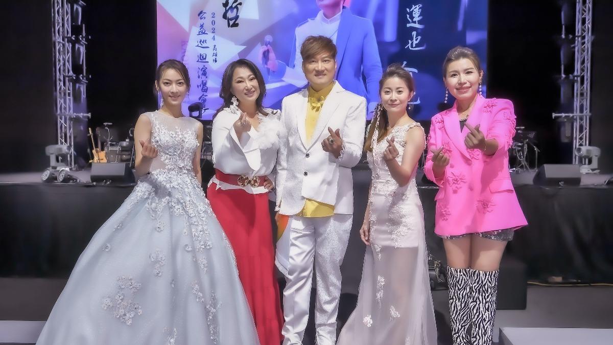 陳淑萍(左起)、王瑞霞、林姍、廖婉君四朵花眾星拱月助陣楊哲。(圖/豪記唱片提供)