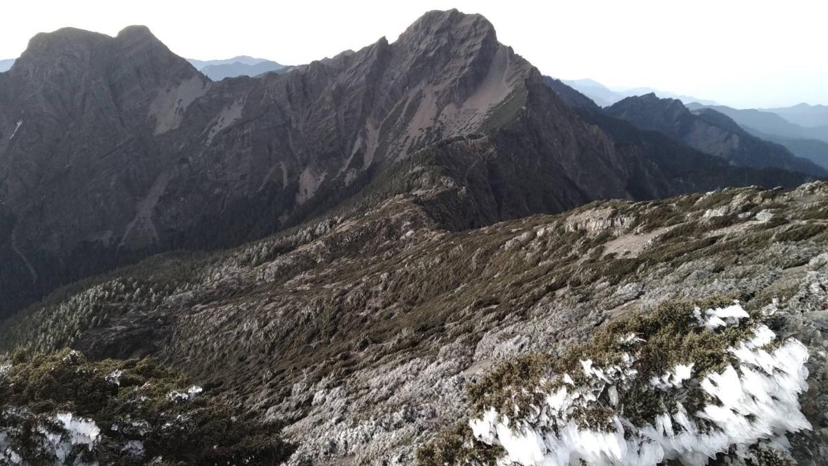 玉山凌晨溫度夠低,出現霜淞。(圖/氣象署)