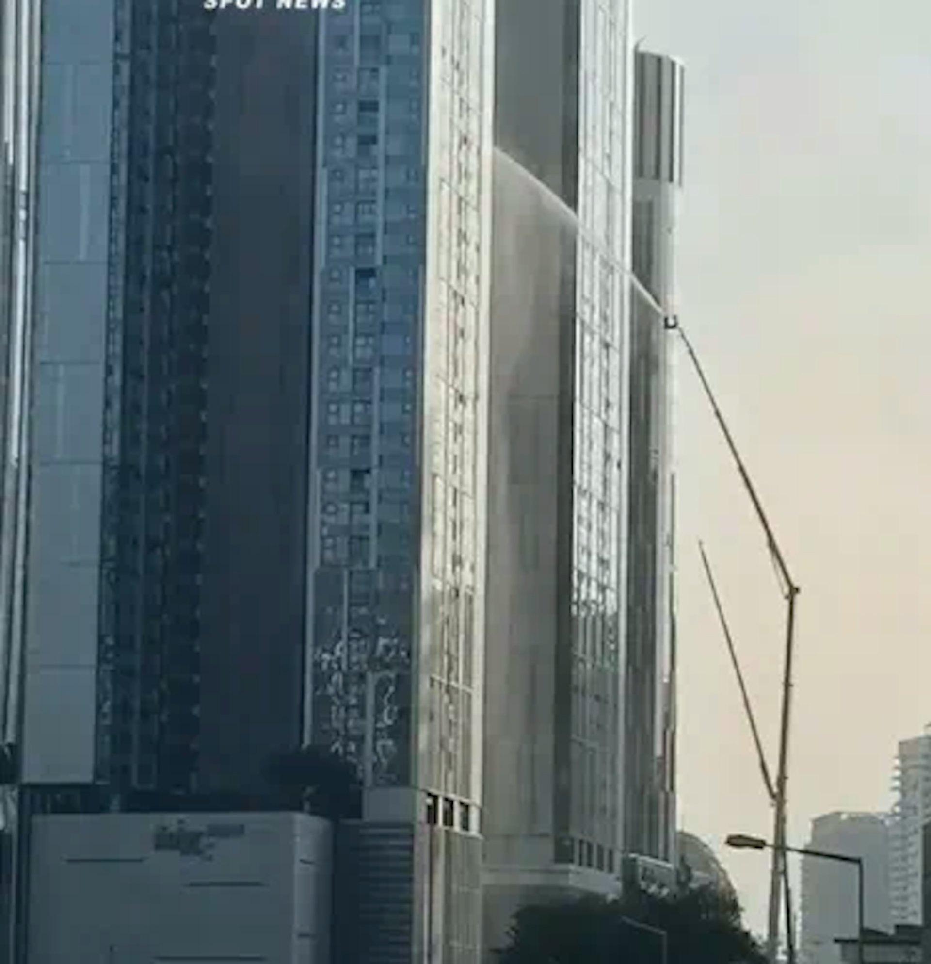 消防車到場滅火。(圖/翻攝自深圳第一現場)