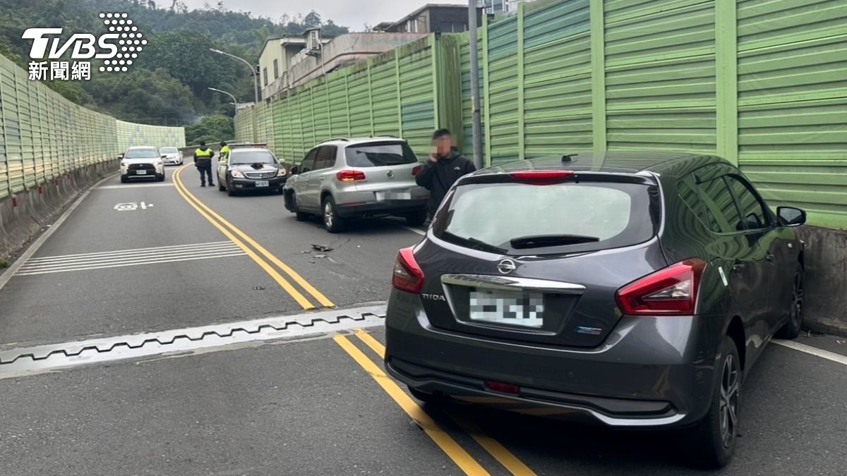 灰車駕駛撞擊後打滑180度撞上護欄。（圖／TVBS）