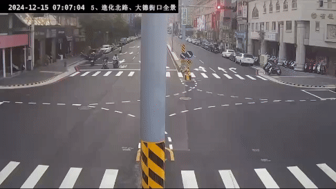 計程車撞上行人庇護島。(圖/TVBS)