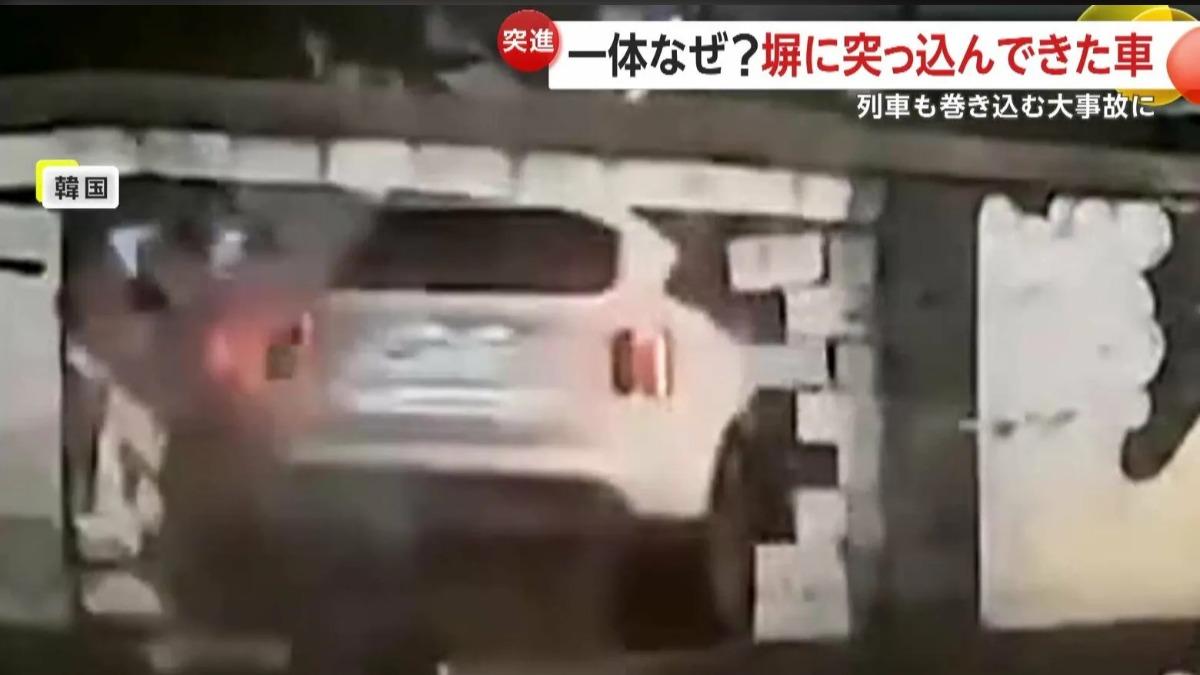 汽車直衝火車的瞬間十分驚險。(圖/翻攝自FNNプライムオンライン)