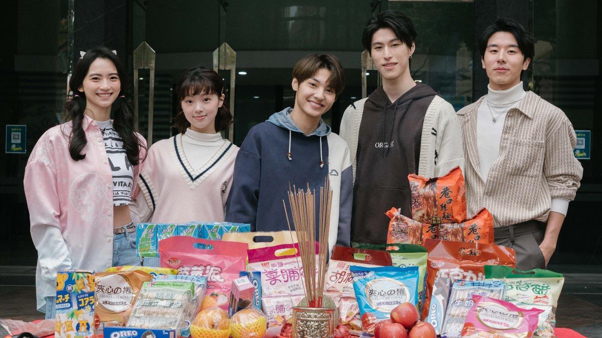 演員袁子筑(左起)、林宴慈、王君豪、成晞、林嘉威一起開鏡。(圖/《秘密關係》製作單位提供)