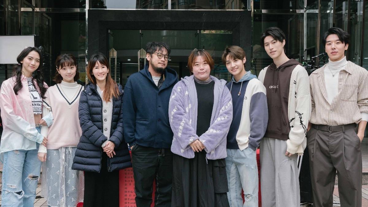 演員袁子筑(左起)、林宴慈、製作人謝沛融、導演姜秉辰、編劇羅翎心、王君豪、成晞、林嘉威祈求拍攝順利。(圖/《秘密關係》製作單位提供)