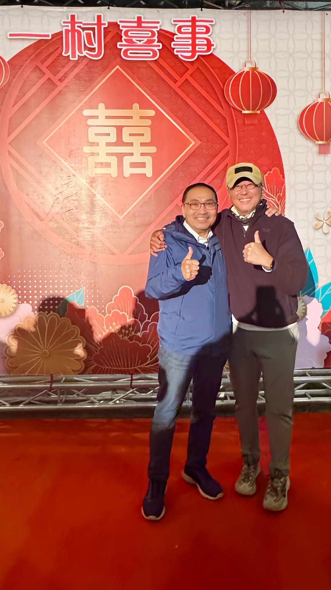 侯友宜(左)市長與《一村喜事》監製王偉忠是高中同學。(圖/金星文創提供)