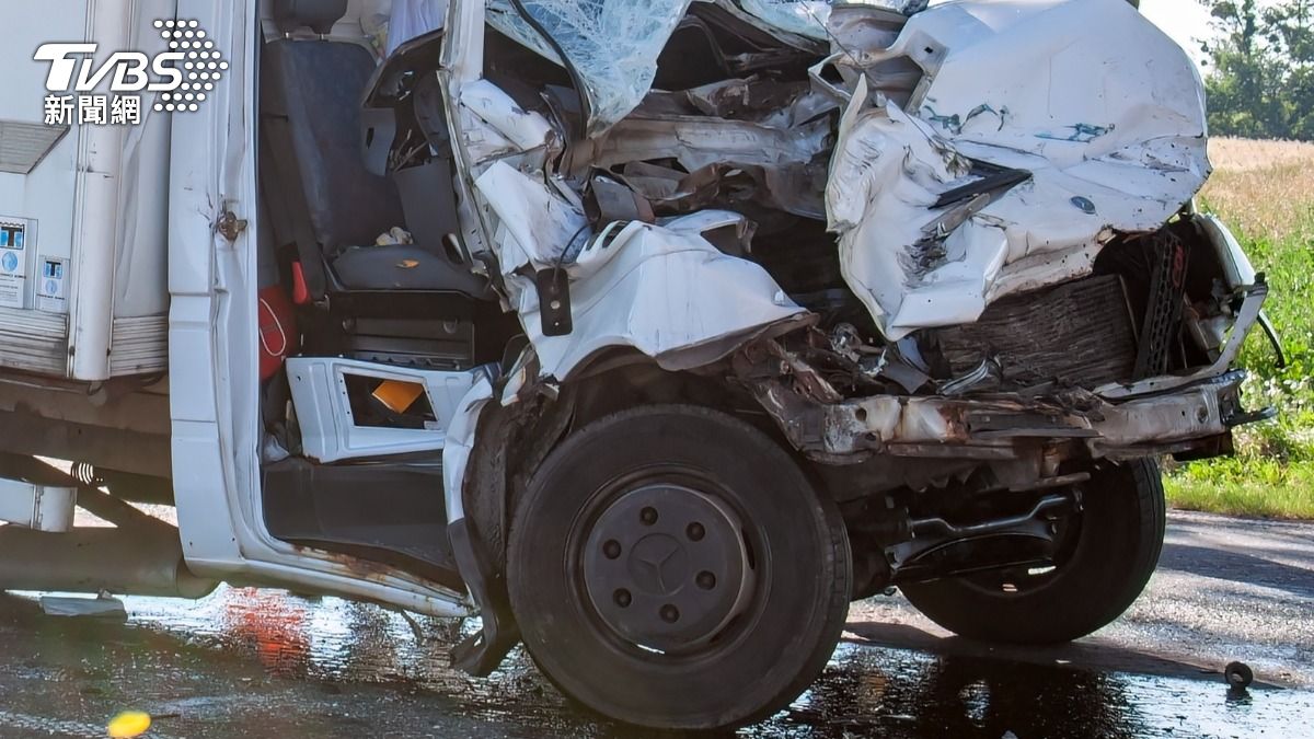 砂石車故障奪命!「翹翹板式噴射」甩出車廂 印度司機爆頭亡