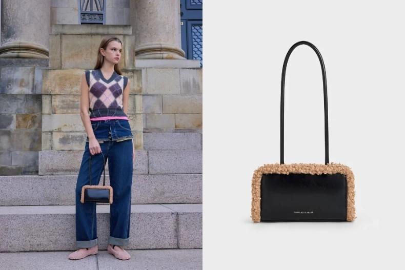CHARLES & KEITH 毛毛邊長形肩背包。(圖/翻攝自CHARLES & KEITH官網)