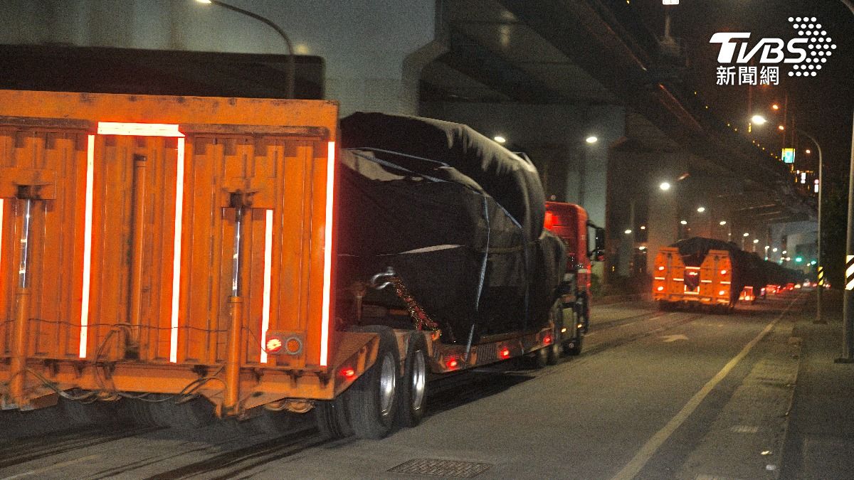 首批38輛M1A2T戰車昨（15）運抵台北港。（圖／胡瑞麒攝）