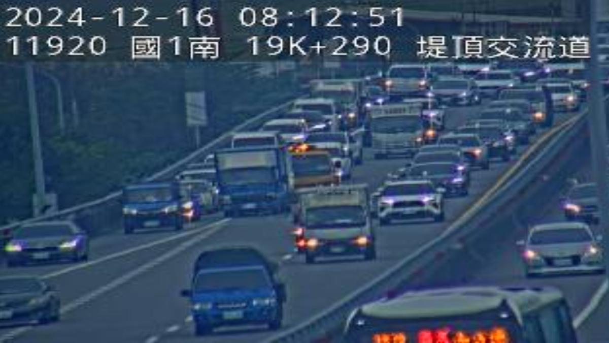 快訊／上班注意！國道1號北上堤頂交流道5車追撞　回堵7公里