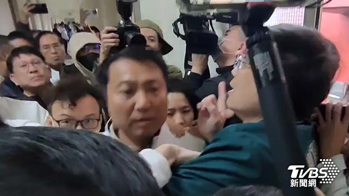 選罷法大戰!藍委6點甲動「保鮮膜封門」 朝野爆推擠衝突