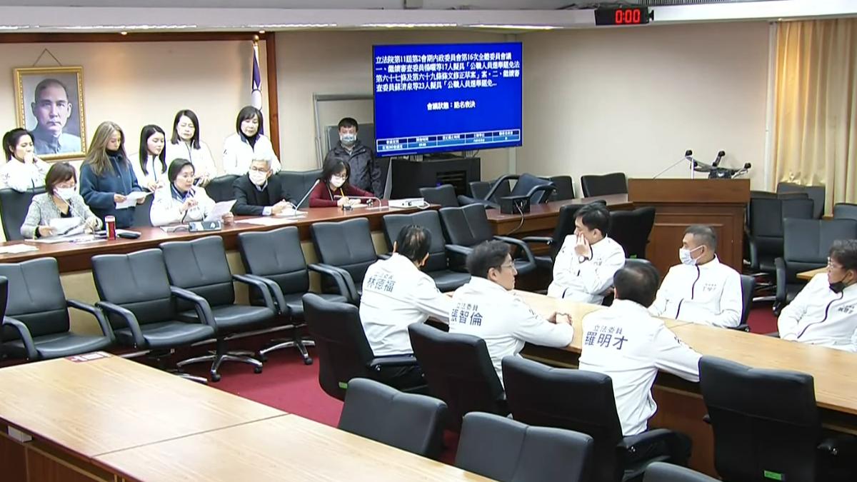 藍3分鐘《選罷法》秒出委員會 綠被鎖門外怒轟:怕到這程度