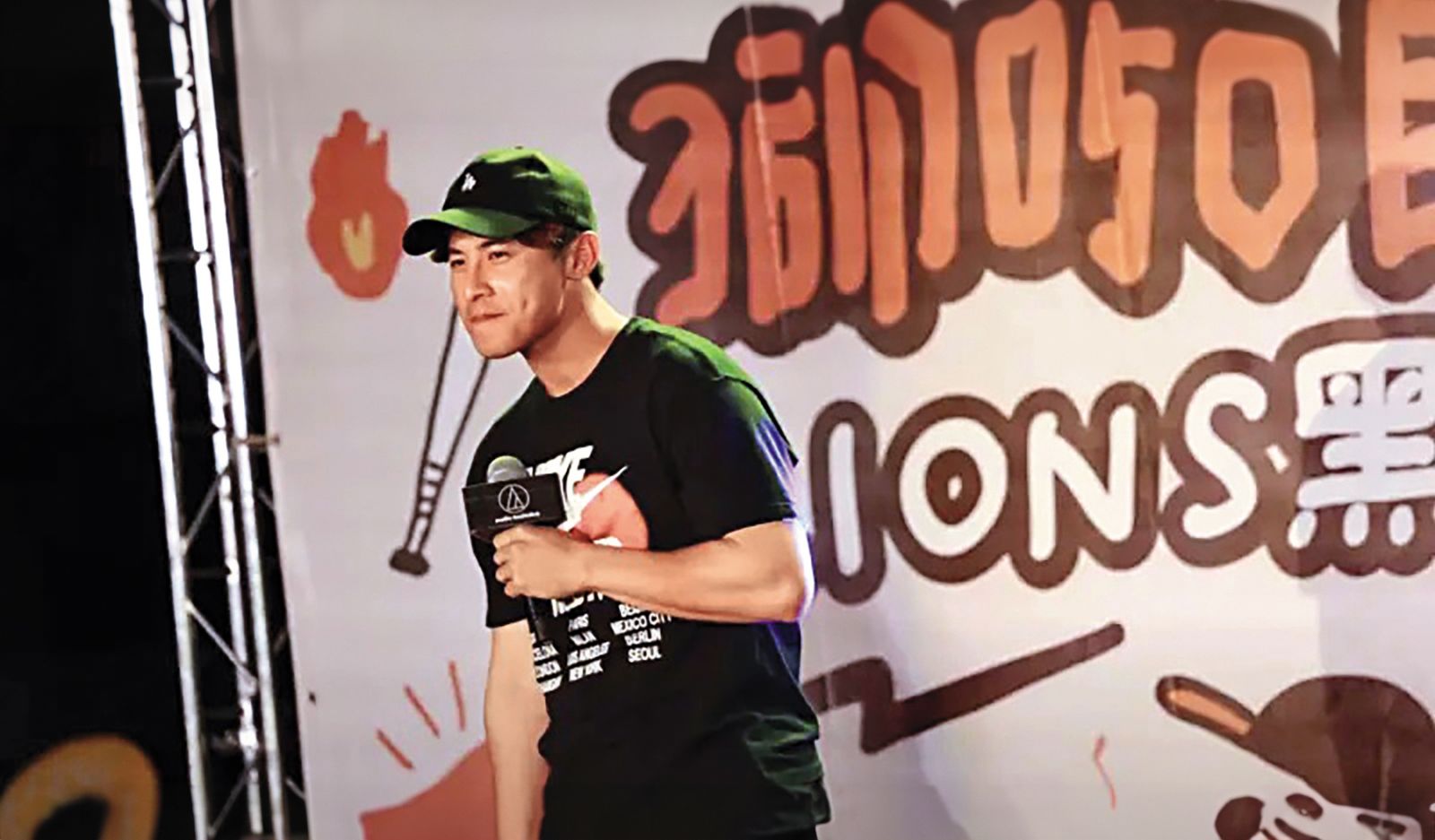 陳傑憲歷來曾在球團活動獻唱,圖為他演唱〈辣台妹〉。(圖/翻攝自阿家來攝進你的心YouTube)