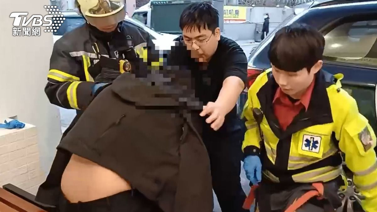警消將受傷的男子送醫救治。（圖／TVBS）