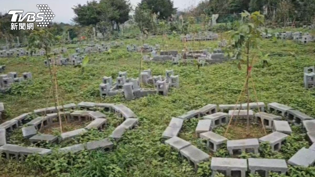 不少在地里民對於該擺設感到不舒服。（圖／TVBS）