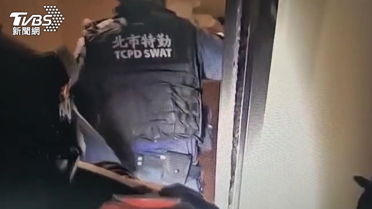 警方出動特勤隊攻堅。(圖/TVBS)