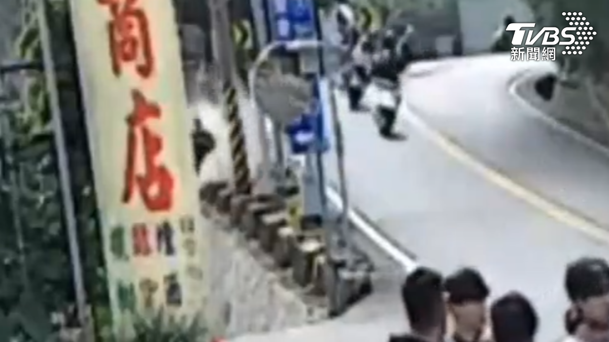 詹男過彎時車輛失控朝護欄撞去。(圖/TVBS)