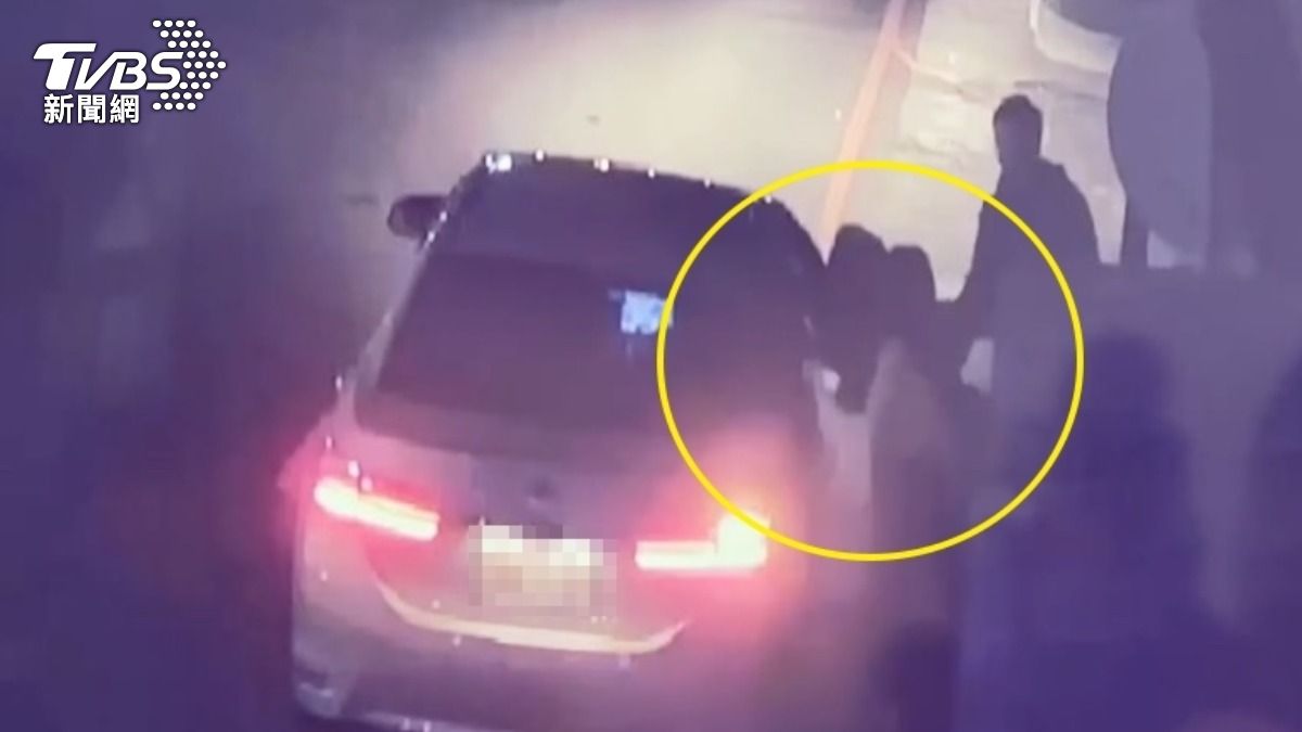 陳梅慧等人上車畫面。(圖/TVBS)
