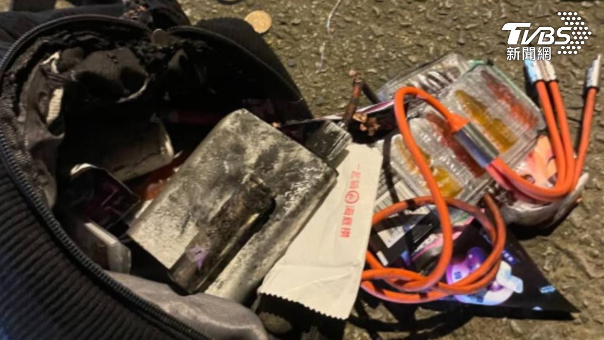 獨/背好燙!電池突爆炸「書包燒成火球」 騎士跳車險慘摔