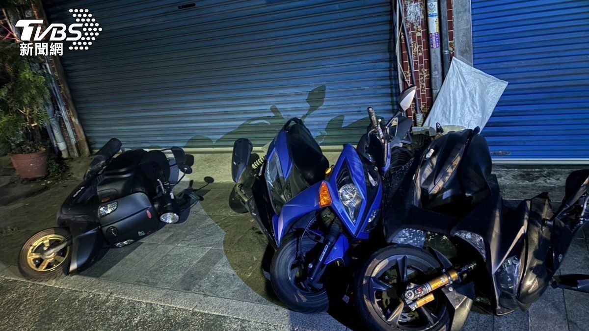 一名酒醉男子沿路推倒52台機車。(圖/TVBS)