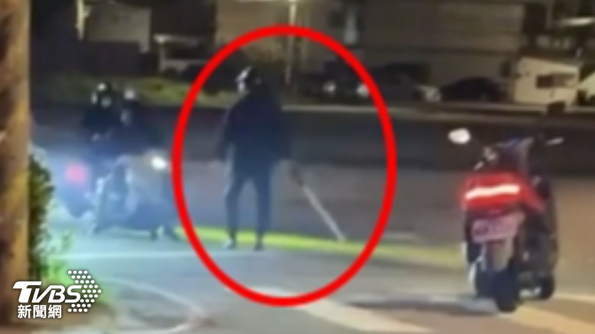 噪音車深夜擾民!桃園男持超長鐵棍幫警攔截抓人…飆仔全跑光
