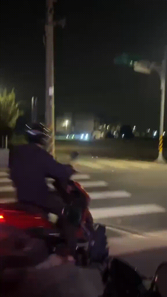 疑不滿噪音車擾民，男持棍棒攔車。（圖／社會事新聞影音提供）