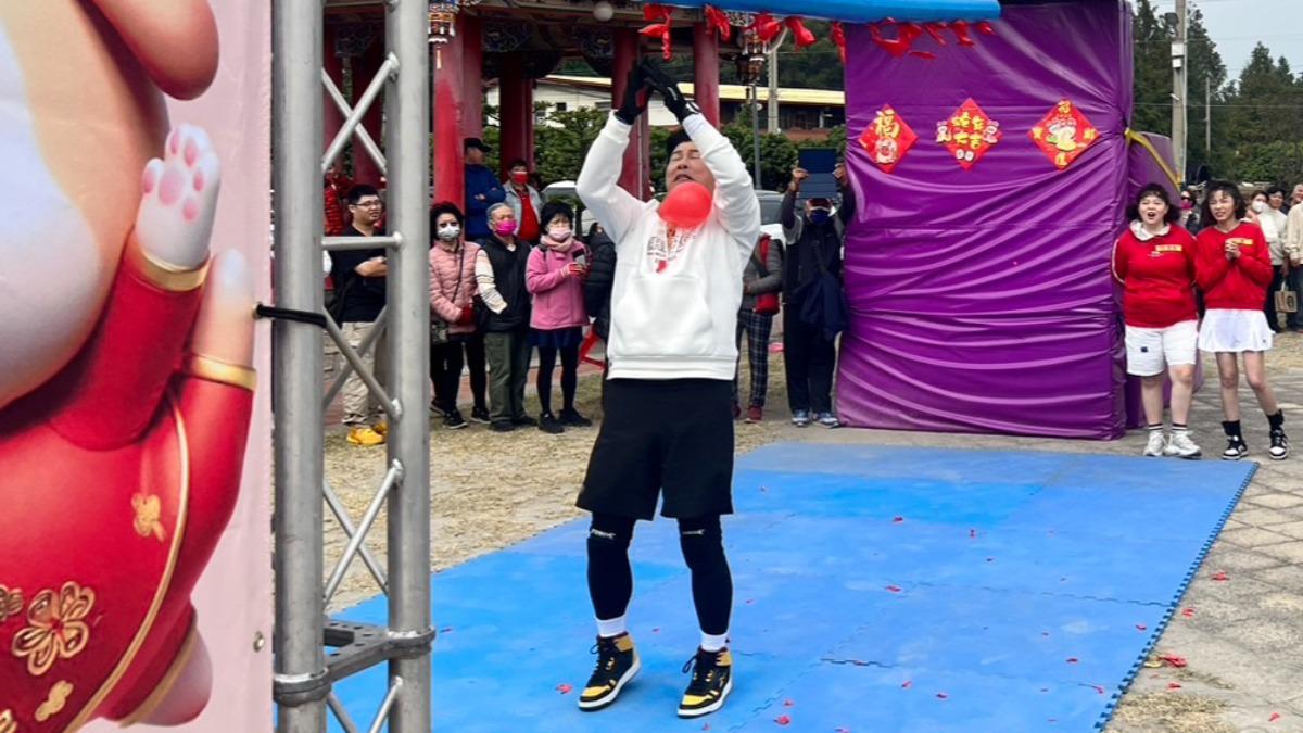 曾國城親自玩遊戲。(圖/民視提供)