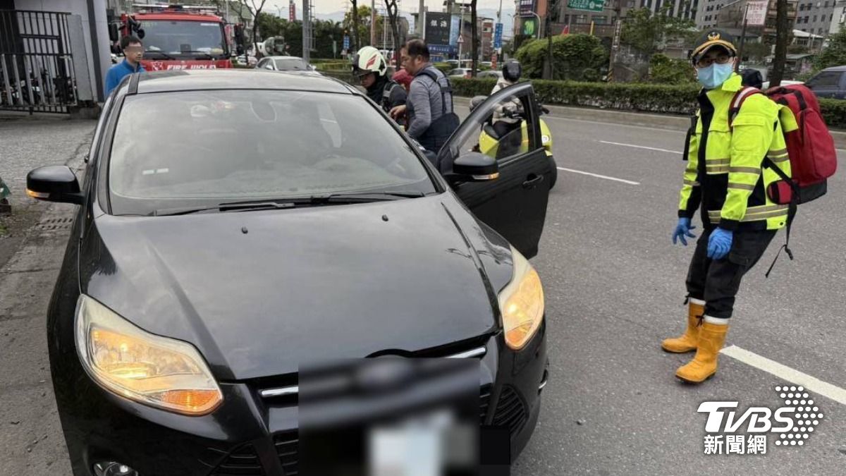 新北男倒臥車內，全身僵硬無心跳。（圖／TVBS）