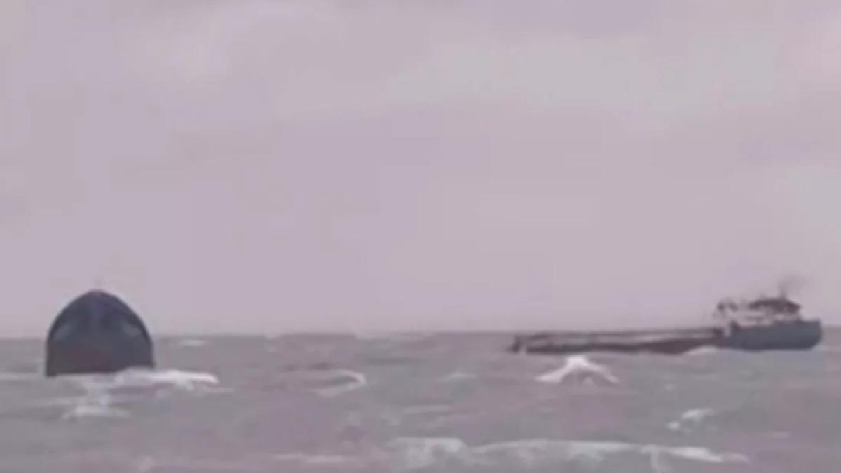 這場事故發生在連接黑海和亞速海的克赤海峽，劇烈的暴風雨讓2艘俄羅斯油輪受損。（圖／翻攝自X@AussieSteve64）