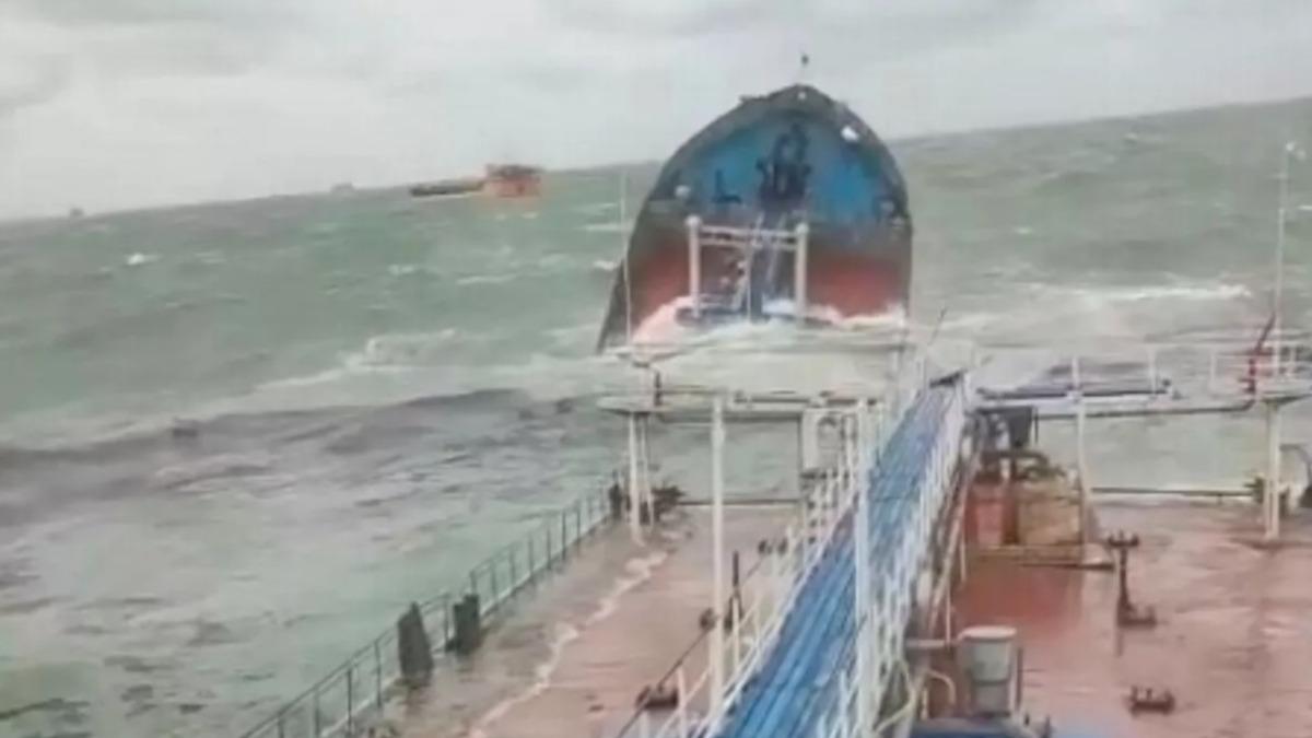 俄油輪遇暴風雨「斷兩截」沉沒　上千噸燃油流入海畫面曝