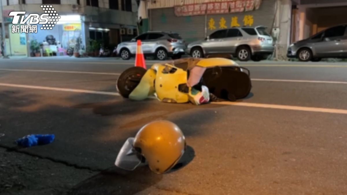 當時吳姓騎士撞上正在過馬路的張姓女行人。(圖/TVBS)