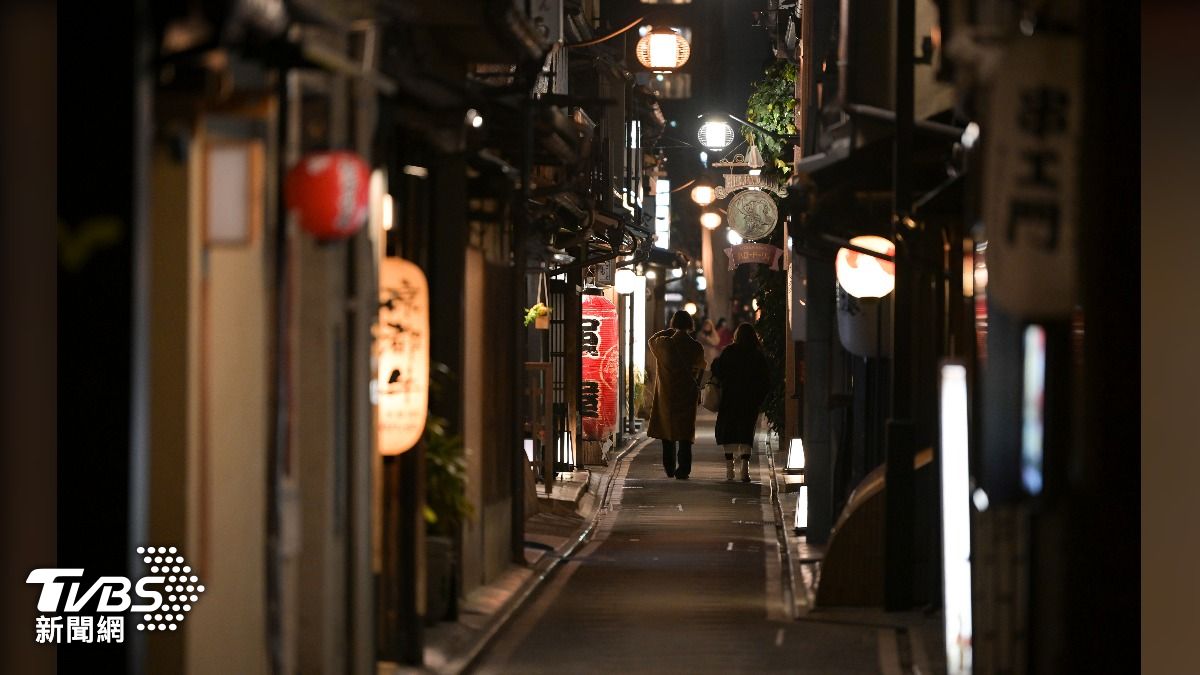 京都一家餐廳貼出「歡迎懂日文者進入」標誌引發種族歧視爭議。(圖/達志影像美聯社)