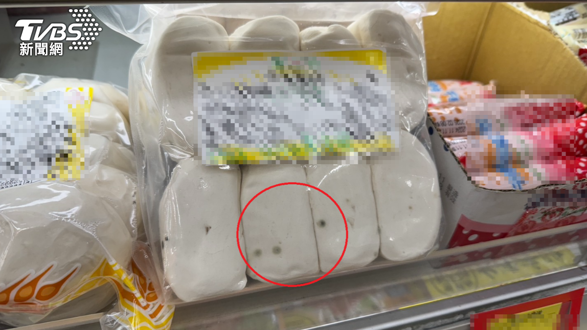 手工饅頭被放在架上第一排，從正面僅能看見細小黑點。（圖／TVBS）