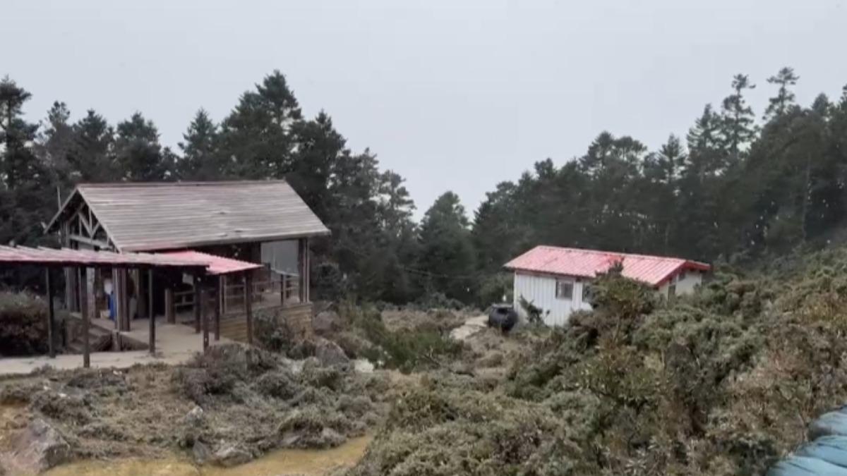 嘉明湖降下今年初雪。(圖/翻攝自天龍溫泉飯店臉書)