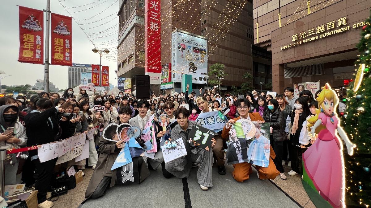 為等《原子》偶像!粉絲無懼寒流「凌晨4點排隊」 少年寵愛舉動曝光