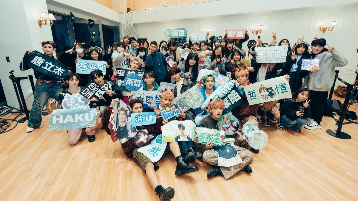 少年們在台北流行音樂中心與入場粉絲合照。(圖/台北流行音樂中心提供)