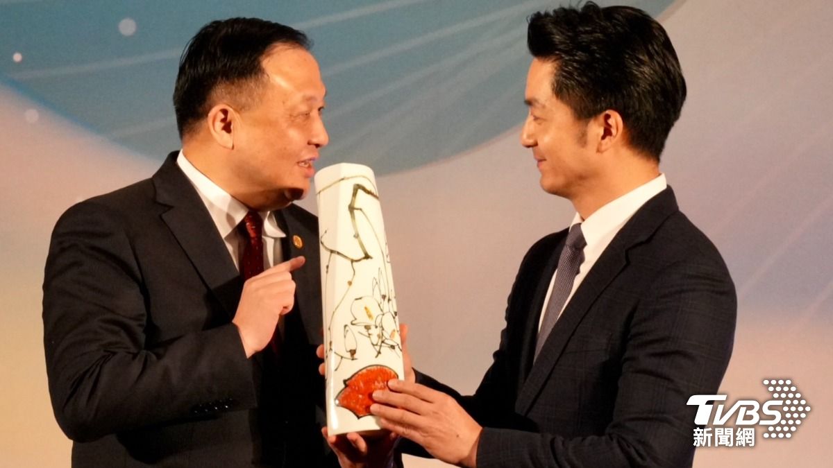 雙城論壇17日進行,16日晚台北市宴請上海訪問團,台北市長蔣萬安和上海副市長華源互贈禮物。(圖/區國強攝)