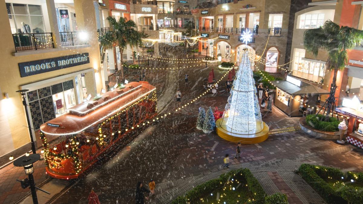 高雄草衙SKM Park Outlets在11月中旬推出的「閃耀耶誕城」。（圖／翻攝自SKM Park Outlets 高雄草衙臉書粉專）